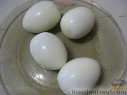Салат "Подсолнух" по-новому: Отварить куриные яйца вкрутую. Охладить и очистить. Отделить желтки от белков.