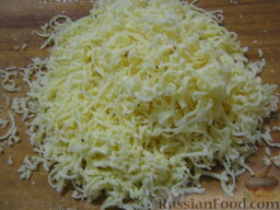 Салат "Подсолнух" по-новому: Натереть на мелкой терке твердый сыр.