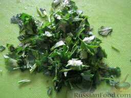 Украинский зеленый борщ: Мелко нарезать зелень.
