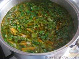 Украинский зеленый борщ: Когда картофель будет готов, добавить всю зелень. Посолить по вкусу. Варить зеленый борщ под крышкой, на самом маленьком огне 5-7 минут.