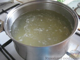 Украинский зеленый борщ: Вскипятить воду (или бульон). Опустить картофель и рис.