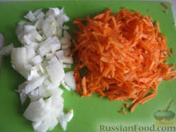 Украинский зеленый борщ: Почистить и помыть лук и морковь. Лук нарезать кубиками. Морковь натереть на крупную терку.