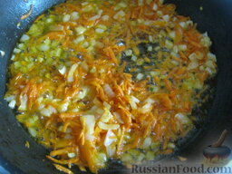 Украинский зеленый борщ: Разогреть сковороду, налить растительное масло. Обжарить, помешивая, на среднем огне лук и морковь 2-3 минуты.