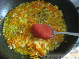 Украинский зеленый борщ: Добавить томат-пасту, хорошо перемешать. Зажарка готова.