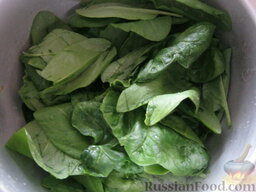Украинский зеленый борщ: Почистить и помыть зелень, шпинат и щавель.