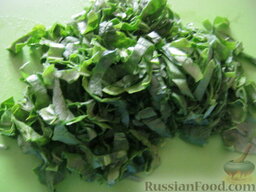 Украинский зеленый борщ: Нарезать щавель и шпинат.