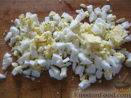 Салат с сухариками "Королевский": Куриные яйца отварить вкрутую. Очистить. Охладить. Нарезать кубиками.