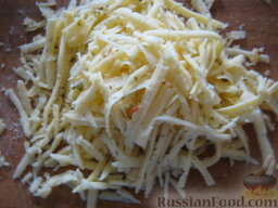 Салат с сухариками "Королевский": Твердый сыр натереть на крупной терке.