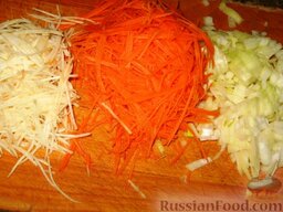 Борщ волынский: Морковь, петрушку и лук нарезать (натереть) мелкой соломкой.