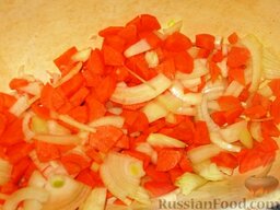 Гусиное жаркое: Четвертькольцами режем лук и мелкими кусочками морковь. На дно гусятницы кладем лавровый лист и перцы горошком. Потом лук с морковью.