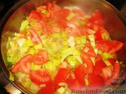 Рагу с печенью и брокколи: На оставшемся масле в глубокой сковороде пассеруем лук-порей. Добавляем к нему порезанные дольками помидоры. Жарим вместе 5-7 минут. Солим и перчим.
