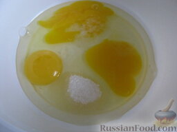 Супертонкие блины на воде: Яйца разбить в миску. Посолить, добавить сахар и воду.