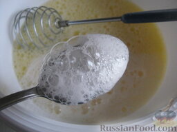 Супертонкие блины на воде: Погасить соду уксусом и добавить в тесто. Взбить.
