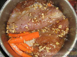 "Пастрома" из индейки медовая с начинкой: Приготовить глазурь. Замочить мясо и морковь, очищенную и порезанную крупными палочками. Оставить в холоде еще на 12-24 часа.
