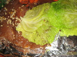 "Пастрома" из индейки медовая с начинкой: Мясо расправить, выложить на него листья пекинской капусты,