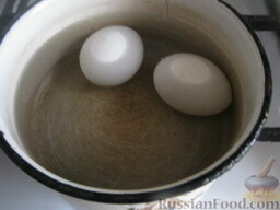 Салат с грибами "Неожиданная радость": Как приготовить салат с грибами и сыром:    Куриные яйца отварить вкрутую. Охладить и очистить.