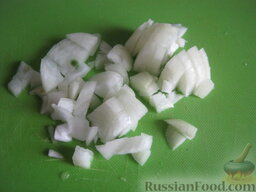 Салат с грибами "Неожиданная радость": Лук репчатый очистить, помыть и нарезать на кубики.