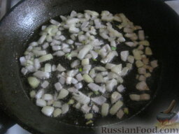 Салат с грибами "Неожиданная радость": Разогреть сковороду, налить растительное масло. Лук обжарить, помешивая, до золотистого цвета 1-2 минуты.