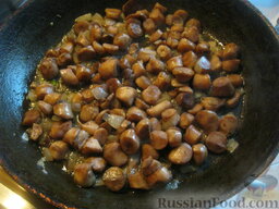 Салат с грибами "Неожиданная радость": Грибы добавить к луку. Обжарить, помешивая, 5-7 минут. Посолить и поперчить. Хорошо перемешать. Охладить.