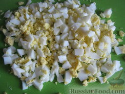 Салат с грибами "Неожиданная радость": Куриные яйца нарезать кубиками.