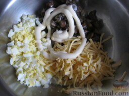 Салат с грибами "Неожиданная радость": Все ингредиенты выложить в миску.