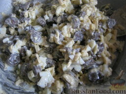 Салат с грибами "Неожиданная радость": Салат с грибами и сыром заправить майонезом, хорошо перемешать.