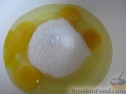 Торт на скорую руку: В миску насыпать сахар и добавить яйца.