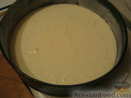 Торт на скорую руку: Форму смазать маслом. Вылить тесто в форму.
