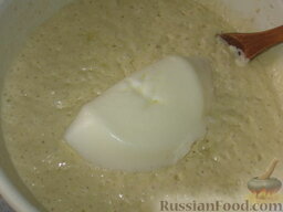 Украинские блины: Взбиваем в пену 2 белка.  Осторожно вымешиваем тесто с белками и начинаем печь блины.