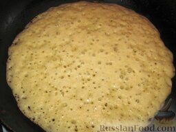 Украинские блины: Пшенные блины печем на сухой сковороде с антипригарным покрытием.  Обычную сковороду немного смазываем жиром.  Проблем с переворачиванием блинов нет.