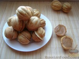 Печенье "Орешки" со сгущенкой: Наполнить половинки 