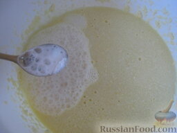Печенье "Орешки" со сгущенкой: Погасить соду уксусом и добавить к яйцам.