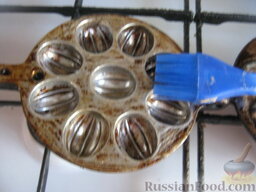 Печенье "Орешки" со сгущенкой: Смазать форму растительным маслом (при помощи кисточки).