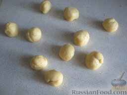 Печенье "Орешки" со сгущенкой: Готовое тесто разделить на шарики (примерно на треть меньше грецкого ореха).