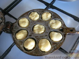 Печенье "Орешки" со сгущенкой: Выложить шарики в форму. Закрыть орешницу. Поставить форму на конфорку, выпекать 6-8 минут с каждой стороны, до золотистого цвета.