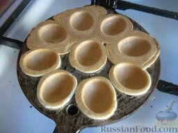 Печенье "Орешки" со сгущенкой: Заглядывать внутрь, слегка приоткрыв форму: если половинки 