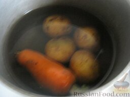 Салат "Оливье" с лососем  (семгой): Как приготовить салат оливье с семгой (лососем):    Картофель и морковь помыть, отварить в мундире до готовности. Охладить и очистить.