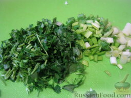 Салат "Оливье" с лососем  (семгой): Помыть и мелко нарезать зеленый лук и петрушку.