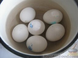 Салат "Оливье" с лососем  (семгой): Яйца отварить вкрутую. Охладить и очистить.