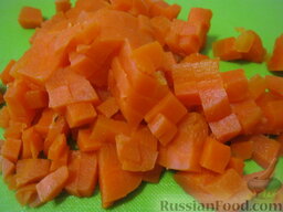 Салат "Оливье" с лососем  (семгой): Морковь нарезать кубиками.