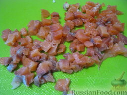 Салат "Оливье" с лососем  (семгой): Нарезать филе лосося (семги) на кубики.