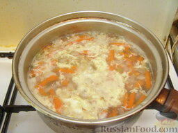Суп гречневый со свиным языком: Яйцо влить в кастрюлю тонкой струйкой, тщательно помешивая суп.