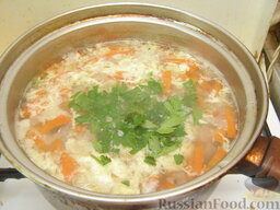 Суп гречневый со свиным языком: Добавить в суп гречневый зелень, накрыть кастрюлю крышкой и выключить огонь.