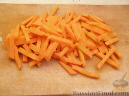 Суп гречневый со свиным языком: Морковь очистить, вымыть, нарезать соломкой.