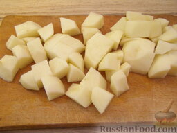 Суп гречневый со свиным языком: Картофель очистить, вымыть, нарезать кубиками.