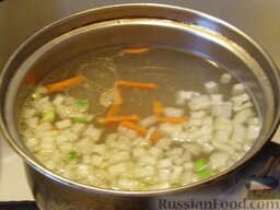 Суп гречневый со свиным языком: Лук и морковь добавить в кипящий бульон. Варить при слабом кипении.