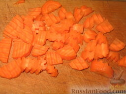 Суп из чечевицы с сосисками: Морковь режем кусочками. Добавляем в кастрюлю. Варим 7 минут.