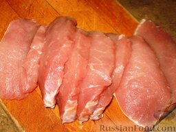 Свинина маринованная жареная: Свинину нарезать кусками, толщиной 1 см.