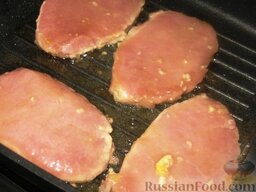 Свинина маринованная жареная: Затем поджарить мясо с обеих сторон на хорошо разогретой сковороде (по несколько минут с каждой стороны, проверяя готовность).   Выложить мясо на тарелку, завернуть в фольгу и поставить в теплую духовку (80 градусов) на 30 минут.