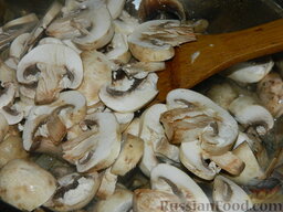 Блинная запеканка с грибами и сыром: Грибы вымыть, нарезать пластинками и обжарить с грибами, посолив и добавив специи, минут 7-10, чтоб испарилась почти вся жидкость.